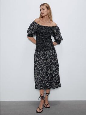 Zara Smocked Off the Shoulder
Gray Floral Midi Dress Sz S